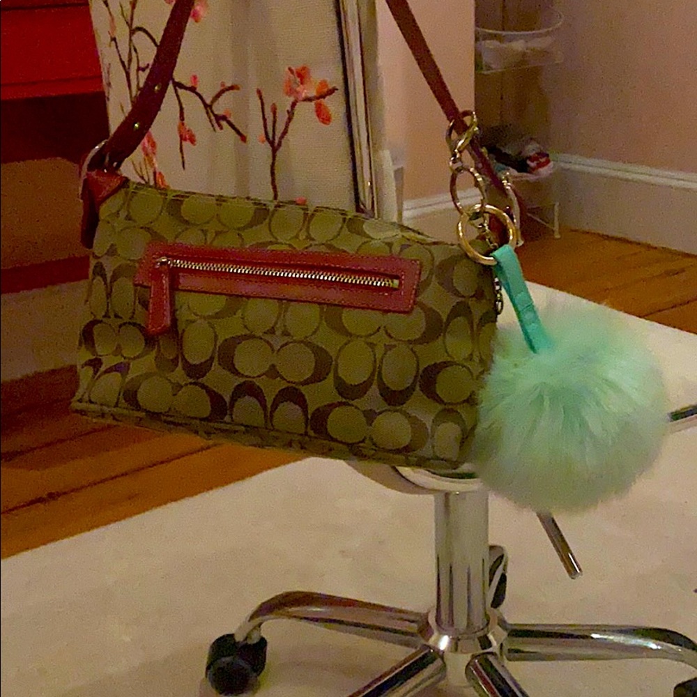 Pompom Keychain - Picture 3 of 3